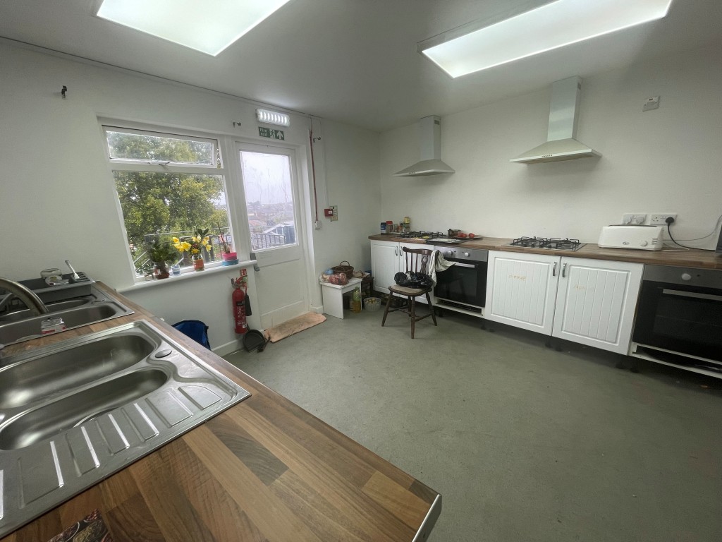 Lot: 25 - FORMER HOTEL WITH HMO LICENCE AND PLANNING CONSENT FOR CONVERSION TO 8 APARTMENTS - Residential Kitchen